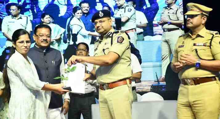 छत्रपती संभाजीनगर जिल्ह्यातील ३०३ जण सरकारी नोकरीत, पालकमंत्री शिरसाट यांनी दिले नियुक्‍तीपत्र