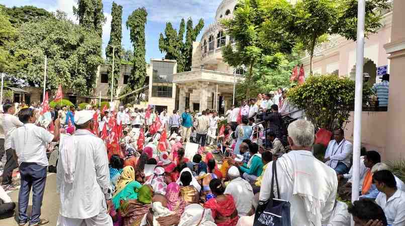 शेतकरी विभागीय आयुक्‍तालयात घुसले!; कर्जमाफीसह ओला दुष्काळ जाहीर करण्याच्या मागणीसाठी आक्रमक