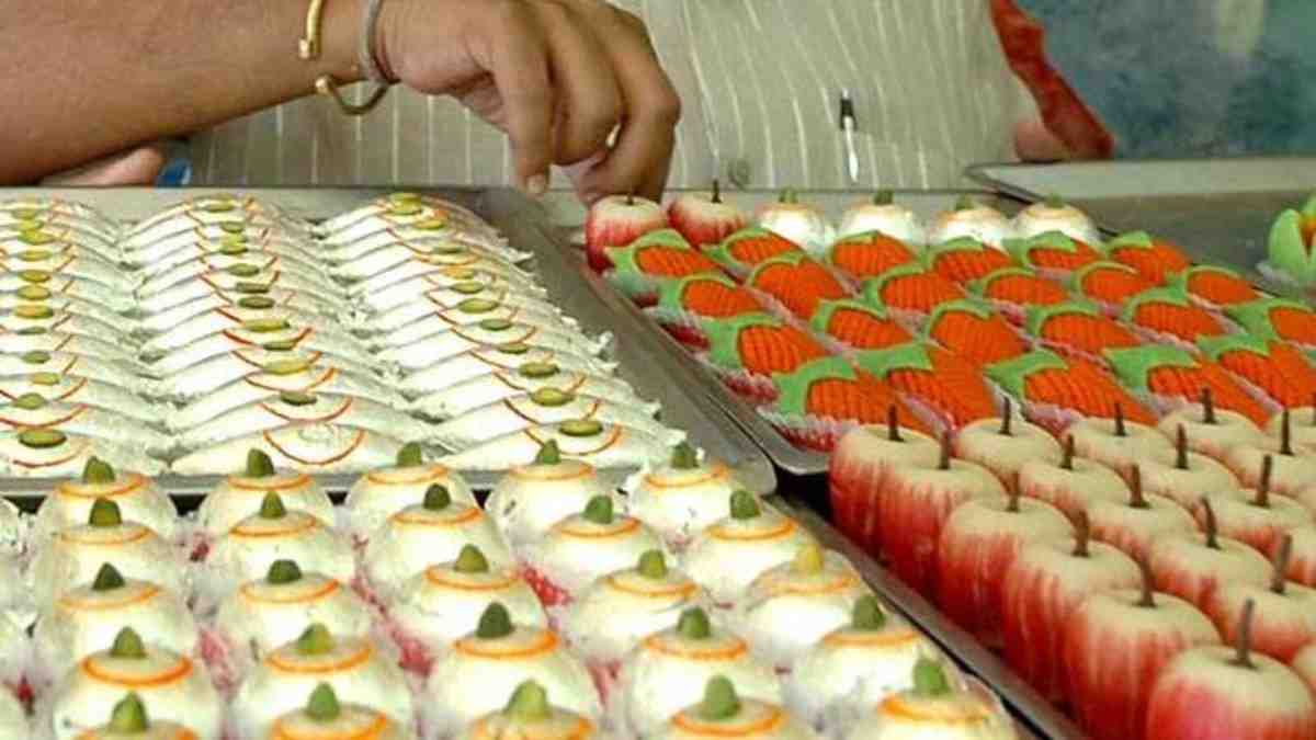 सावधान... अहमदाबादहून छत्रपती संभाजीनगरात भेसळयुक्त खवा, मिठाईची तस्करी, विजय ट्रॅव्हल्समध्ये आढळल्या ३०-३० किलोच्या ६ गोण्या!