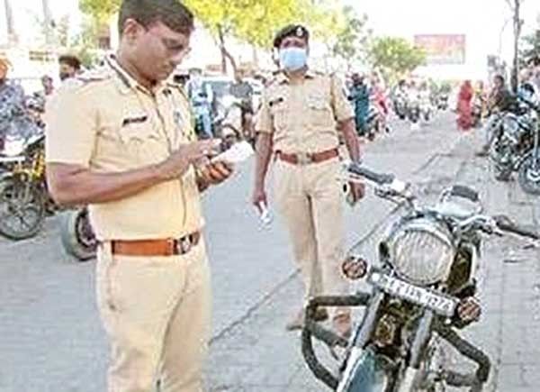 फटाका सायलेन्सर बुलेटला पण कारवाईचा आवाज शहरभर!, ७७ बुलेटस्वारांना पोलिसांनी शिकवला धडा, १७ बुलेट केल्या जप्त