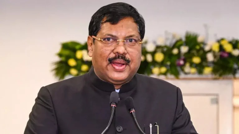 National News : सनातन धर्माचा अपमान सहन करणार नाही म्हणत वकिलाने सरन्यायाधीश गवईंवर फेकला बूट!