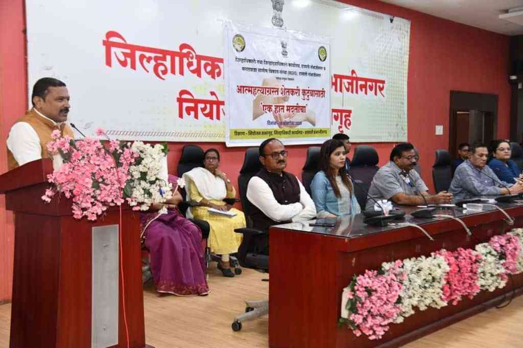 प्रशासनाकडून आत्महत्याग्रस्त शेतकरी कुटुंबीयांचे अश्रू पुसण्याचा प्रयत्न!; फराळ किट, किराणा साहित्य अन्‌ रब्बी हंगामासाठी बियाणे किटचे केले वाटप