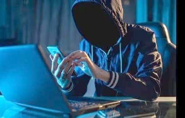 अझीम प्रेमजी यांचे नाव पाहून भाळला अन् छत्रपती संभाजीनगरचा उद्योगपती ७३ लाखांना खपला; सगळे पैसे गेले बीडच्या बँकेत!