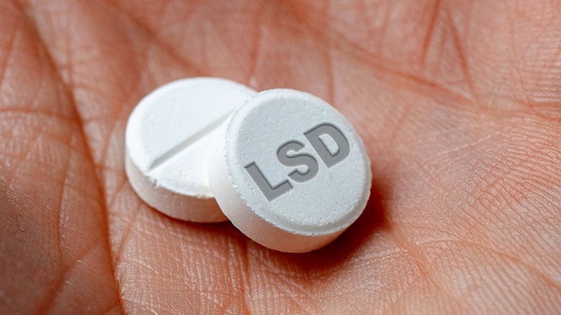 पर्यटकांनाही ड्रग्‍जचा डोस!; बिबी का मकबराच्या तिकीट खिडकीजवळ थांबून विकायचा ड्रग्‍ज, पोलिसांनी आवळल्या मुसक्या!!