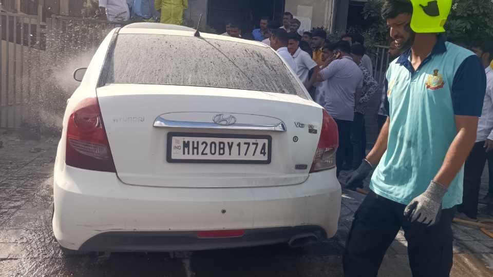 कारला अचानक आग; महाराणा प्रताप चौकात घबराट