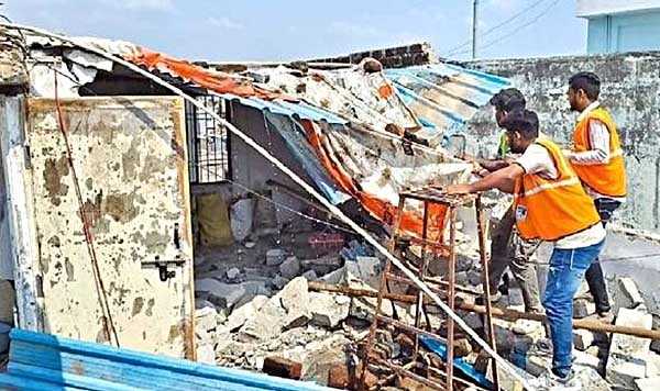 अपार्टमेंट टेरेसवर बांधलेल्या अनधिकृत खोल्या पाडल्या!; जिन्सी भागात महापालिकेची कारवाई