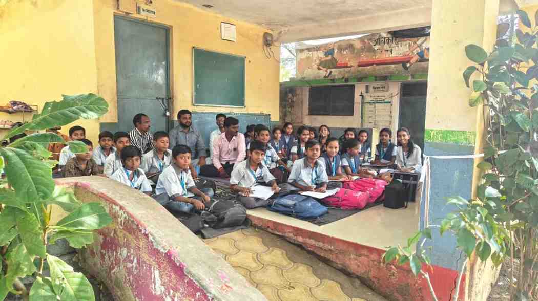 दोन शिक्षकांवर पहिली ते सातवीचा भार, विद्यार्थ्यांचे शैक्षणिक नुकसान होत असल्याने ग्रामस्थांनी शाळेला ठोकले टाळे!; गंगापूर तालुक्‍यातील वजनापूरमधील प्रकार