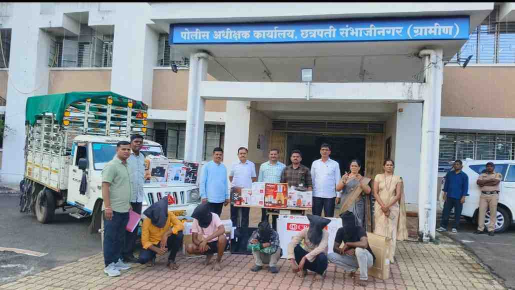 ‘गाडी भाड्याने पाहिजे', पोलिसांनी डाव फेकला, चोरट्यांची टोळी अलगद अडकली!, कुंभेफळच्या चोरीप्रकरणात ५ चोरटे गजाआड, LCB ची कामगिरी