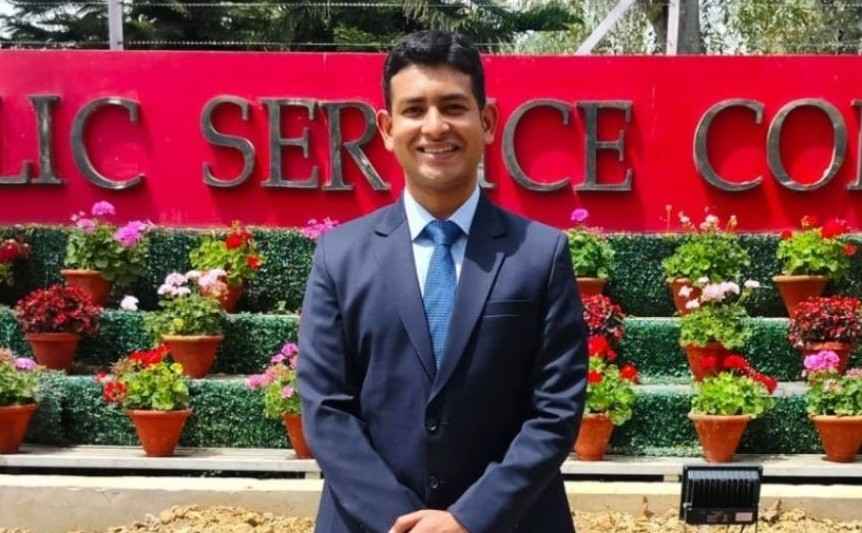 Inspirational story : तयारी सोपी नव्हती, पण स्वप्ने सत्यात उतरतात... दिवसा ड्युटी अन्‌ रात्री अभ्यास; मयंक असा बनला यूपीएससी टॉपर!