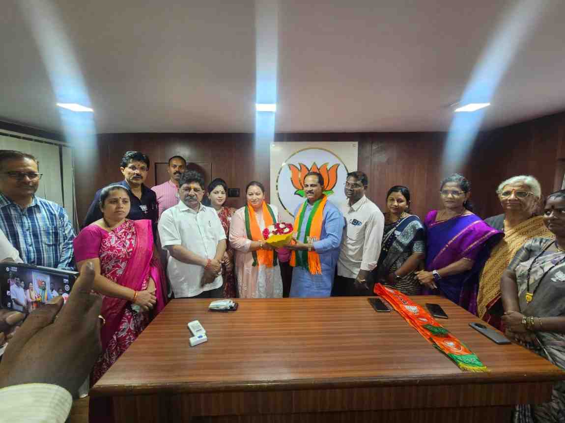 धोरण गेलं उडत... शिल्पाराणी वाडकर यांचा भाजपात प्रवेश!, शहर-जिल्हाध्यक्ष किशोर शितोळेंनी केले पक्षात स्वागत 