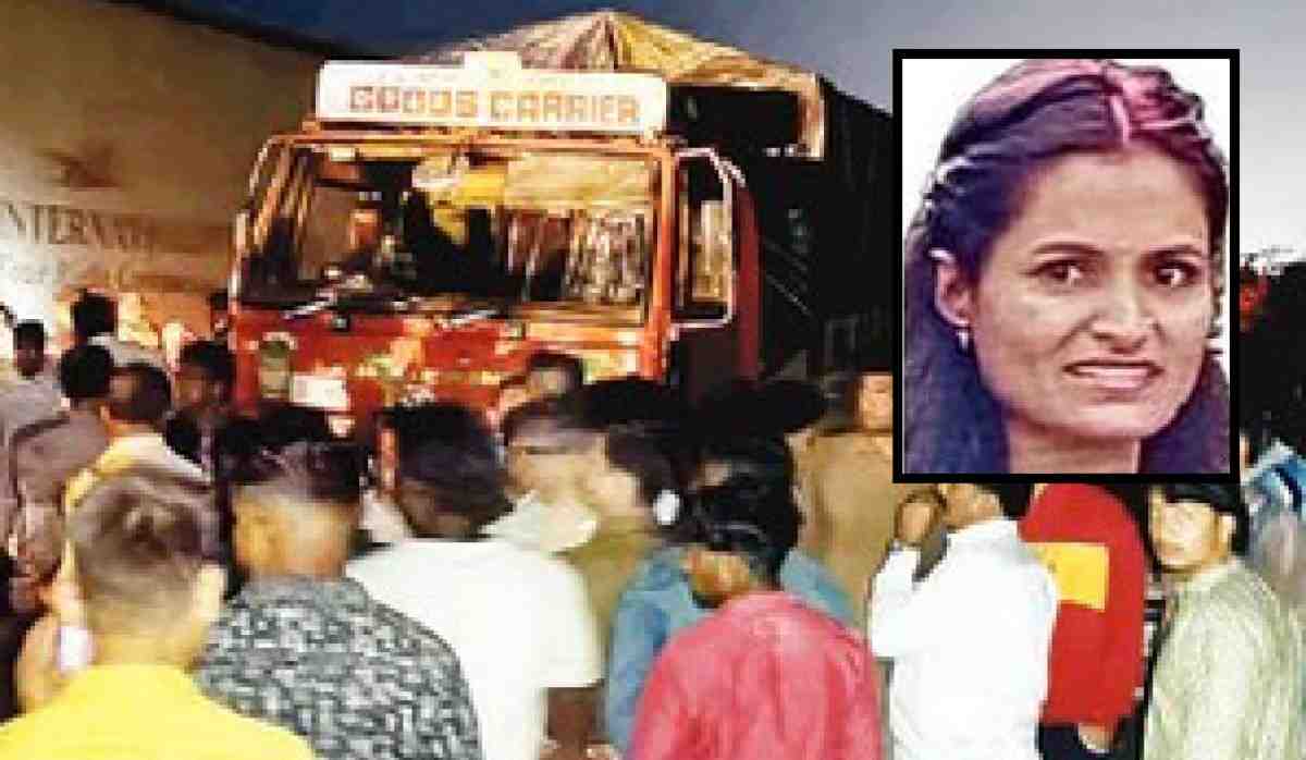 छत्रपती संभाजीनगर शहरात भीषण अपघात : मोपेड स्लीप होऊन पती-लेक एका बाजूला पडले, दुसऱ्या बाजूला पडलेल्या पत्नीवरून १० टायरी ट्रक गेला..., पत्नीचा जागीच मृत्यू