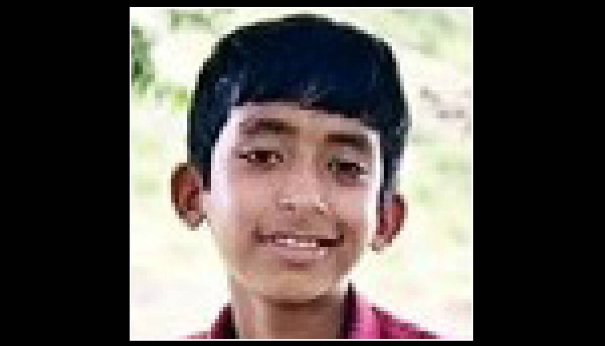 डोंगरावरील दगडावर बसले मित्र, अचानक दगड घसरून १५ वर्षीय मुलगा दगडाखाली!, चेंगरून मृत्यू