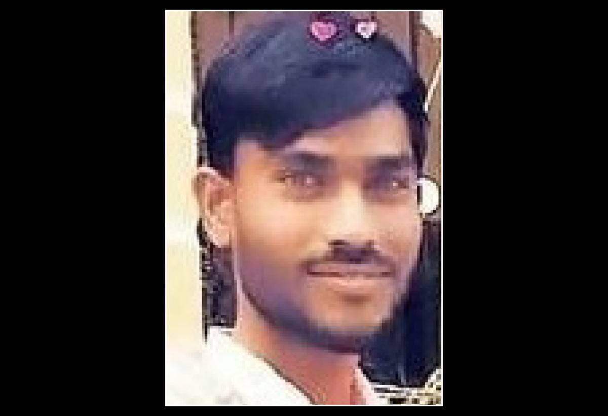 शेतात झाडाला गळफास घेऊन युवा शेतकऱ्याची आत्महत्या, सोयगाव तालुक्यातील दुर्दैवी घटना