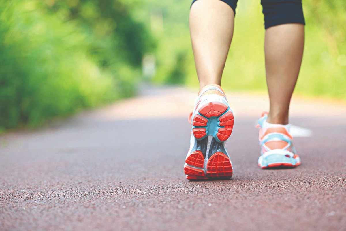 उलटे चला! डॉक्टरांचा सल्ला तुम्हाला गोंधळवून टाकेल; उलट चालण्याने गंभीर आजारांचा धोका होतो कमी!!