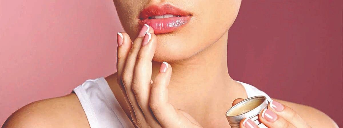 ओठ फाटले? बागेतून लाल गुलाबाची फुले घ्या... ओठ होतील मऊ आणि गुळगुळीत...