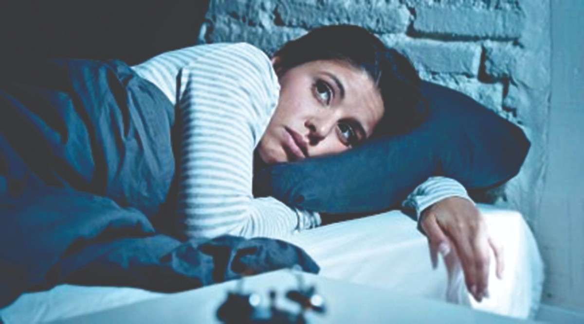 सकाळ होईपर्यंत झोप येत नाही, कूस बदलत राहता? आयुर्वेदिक डॉक्टरांनी सांगितलं, देसी टॉनिक, येईल सुखाची झोप!