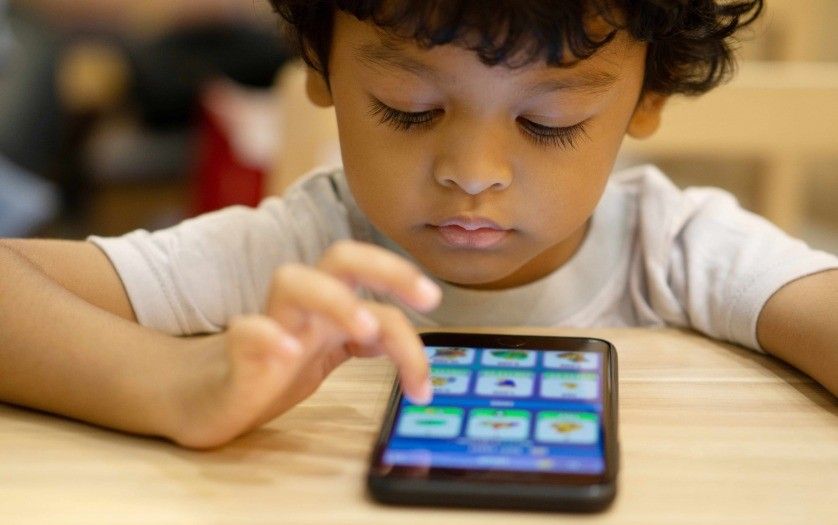 बालदिन विशेष : मुलांना फोन, टॅबलेट देण्यापूर्वी या ५ सेटिंग्ज बदला... जेणेकरून त्यांचे डोळे कमकुवत होऊ नयेत!