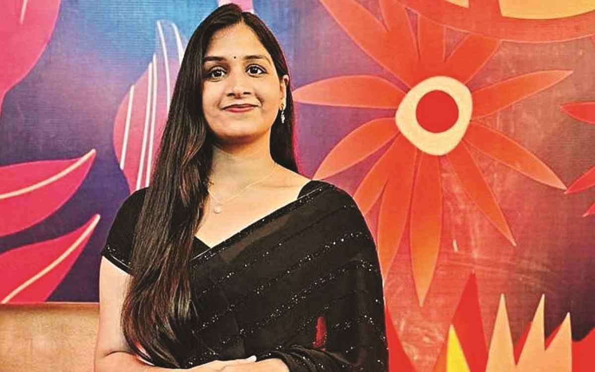 Inspirational story  : कोचिंग नव्हे सेल्फ-स्टडीद्वारे झाली आयएएस!, UPSC टॉपर श्रद्धाची कहाणी बदलेल तुमची मानसिकता