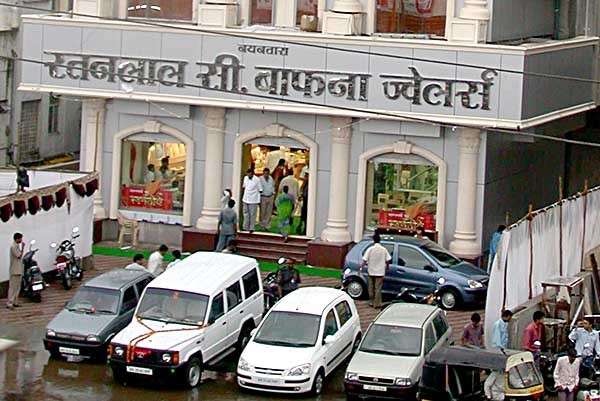 आकाशवाणी जवळील RC बाफना ज्वेलर्समध्ये मोठी चोरी!; ग्राहक बनवून आलेल्या महिलेचा कारनामा ऐकून हैराण व्हाल...