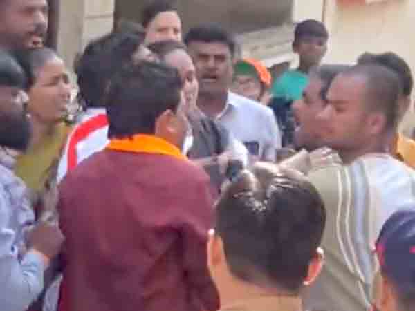 सिल्लोडमध्ये शिंदे गटाकडून मतदारांना पैसे वाटपाच्या संशयावरून राडा!, भाजप-शिंदे गटाचे कार्यकर्ते एकमेकांवर धावून गेले...(व्हिडीओसह)