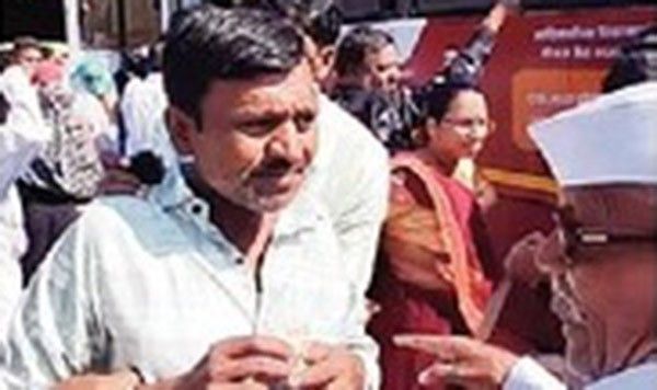 मध्यवर्ती बसस्थानक बनले गुन्हेगारांचे केंद्र, आता आजी-आजोबाला लुटले, चोरट्याला प्रवाशांनी बेदम चोपले!; पोलीस चौकीत पोलीसच नव्हते...