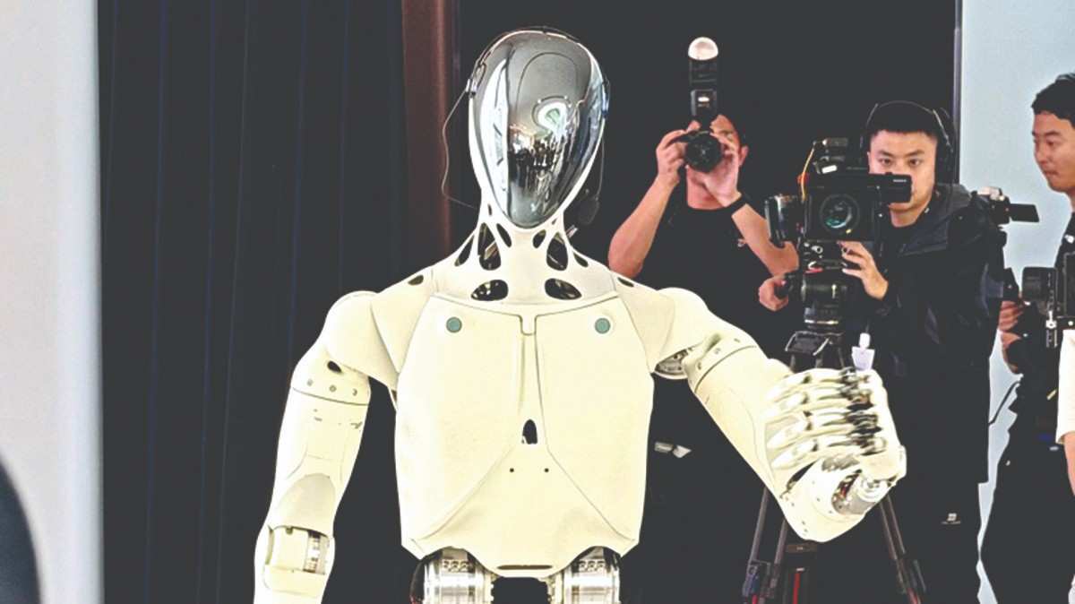 चीनने तयार केला अफलातून रोबोट!; ८०% माणसासारखा, चेहऱ्यावरील हावभावांची करतो नक्कल!!