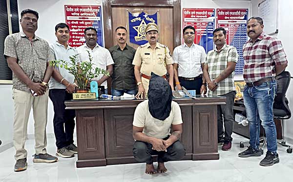 वाळूज MIDC,  सिटी चौक पोलिसांनी अटक केले २ चाकूधारी!; दहशत माजवत होते, पोलिसांनी मानगूट पकडून लॉकअपमध्ये डांबले!! 