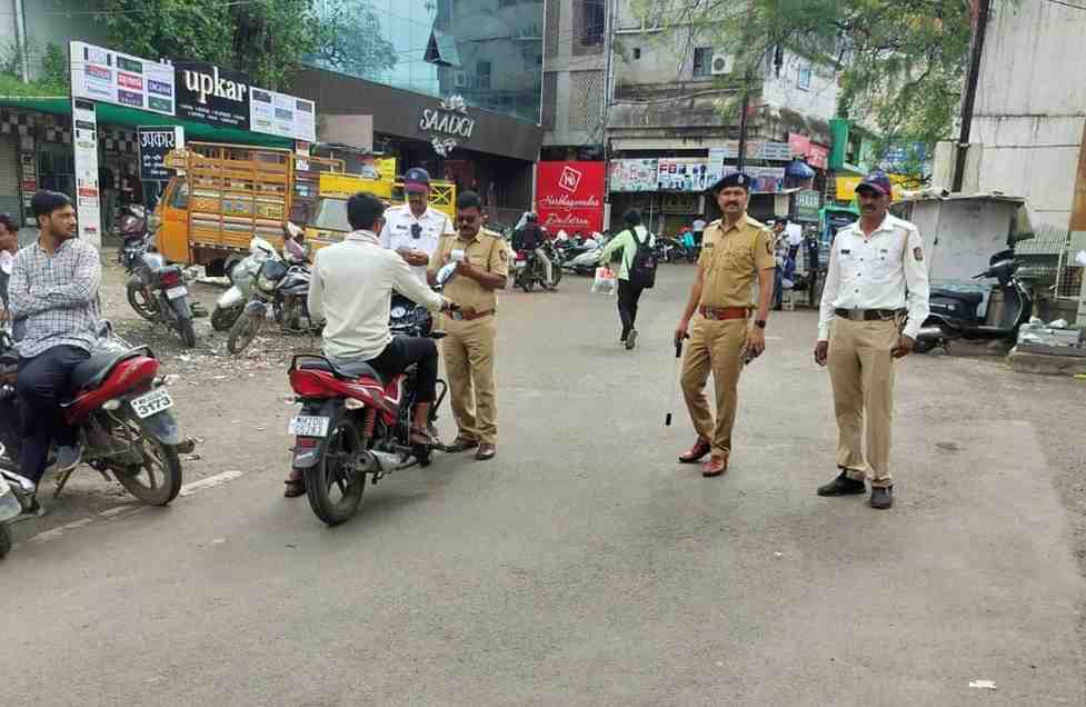 छत्रपती संभाजीनगरात ३ तास, वाहतूक नियम मोडणाऱ्यांची नुसती भागम्‌भाग...४१२ राँग साइड, १६४ ट्रिपल सीट जाणारे पकडले!; भक्कम दंड ठोठावला!!