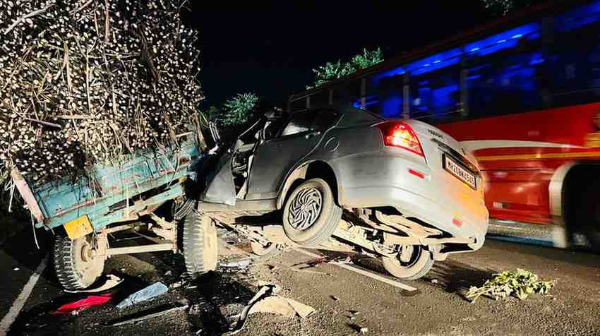 ऊस वाहतुकीच्या ट्रॅक्टरला मागून कार धडकली, कारमधील एकाचा मृत्यू, एक गंभीर जखमी, गंगापूर तालुक्यातील दुर्घटना