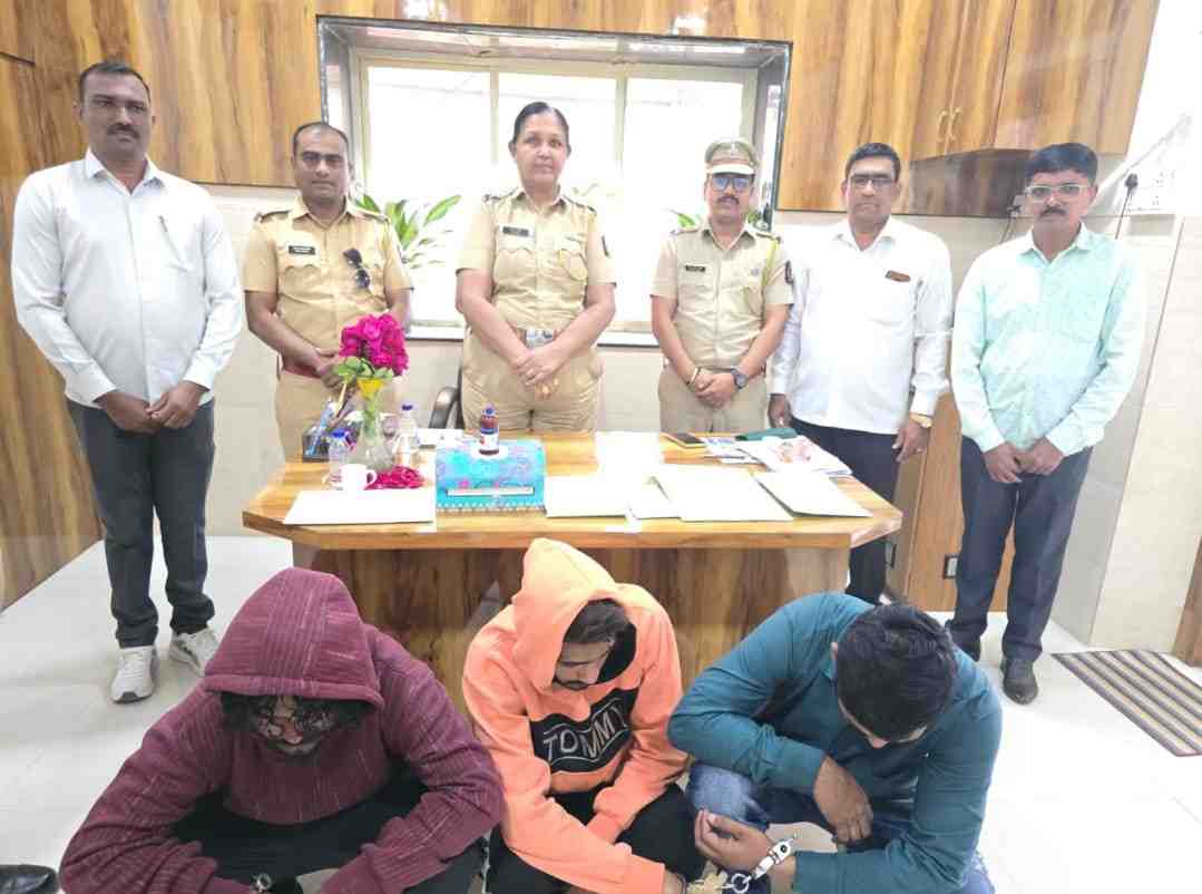 बंदूक, चाकू घेऊनच असतात ड्रग्ज तस्कर, थोडी गडबड केली की खेळ खल्लास!; सिटी चौक पोलिसांच्या कारवाईतून धक्कादायक प्रकार आला समोर!!, फाजलपुऱ्यात ३ तस्करांच्या मुसक्या आवळल्या