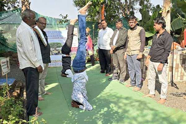 महिलांकडून कायद्याचा गैरवापर, जागतिक पुरुष दिनी ‘पत्नीपीडितांचे शीर्षासन’, छत्रपती संभाजीनगरच्या करोडीतील अनोख्या आंदोलनाने वेधले लक्ष (पहा व्हिडीओ)