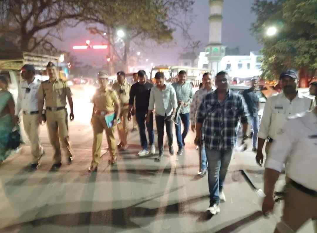 बाबा पेट्रोलपंप चौकात पोलिसांनी युसूफची काढली धिंड!; थेट वाहतूक पोलिसाला जीवे मारण्याचा प्रयत्‍न झाल्याने आक्रमक पोलिसांची चौकाचौकात कारवाई, ७९७ रिक्षांना दंड, ३२ रिक्षा जप्त