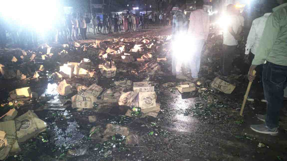 रांजणगाव शेणपुंजी फाट्यावर बिअरचा ट्रक उलटला, बाटल्या लुटण्यासाठी उसळली गर्दी पहा व्हिडीओ