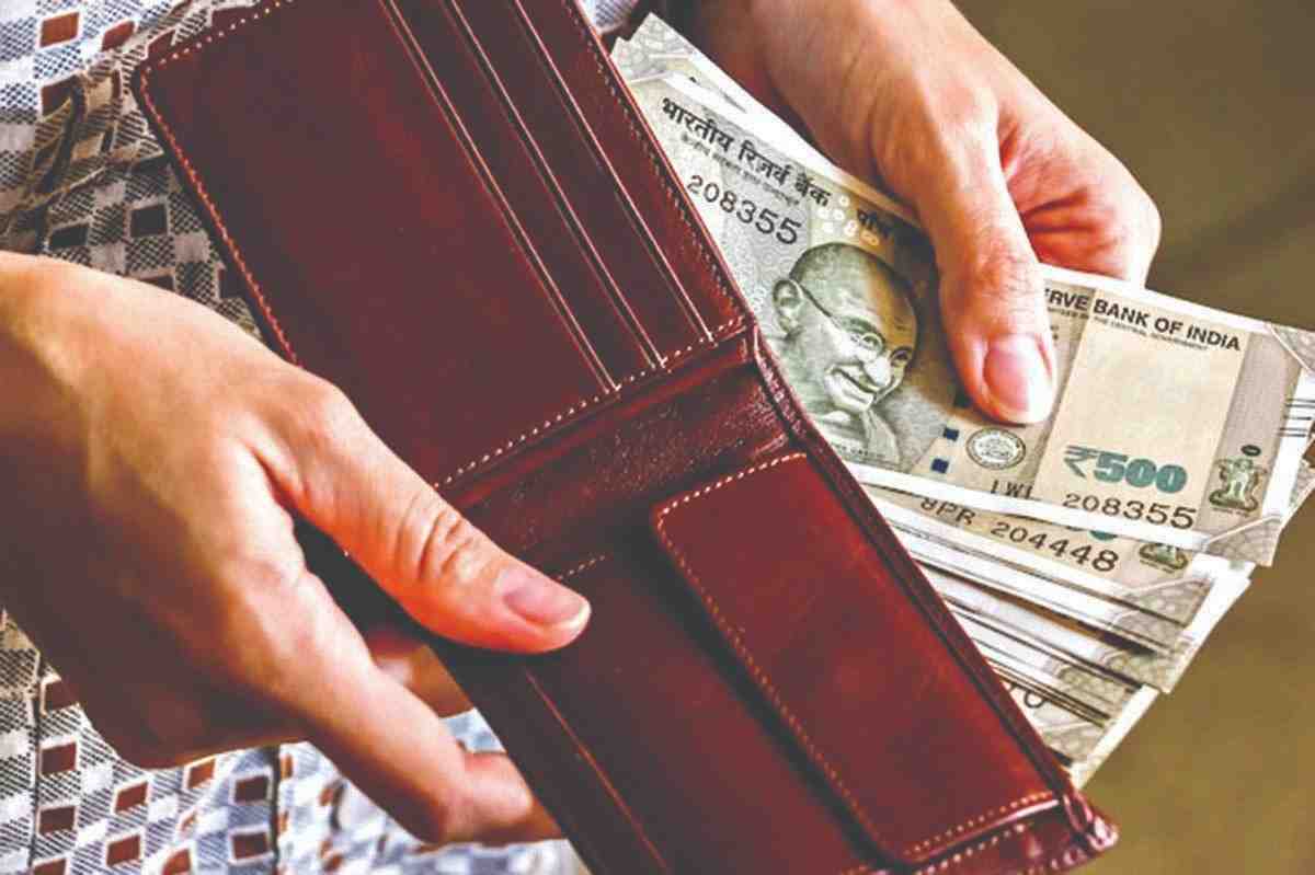 पर्समध्ये टिकत नाहीत पैसे? या सोप्या टिप्स वापरून पहा...