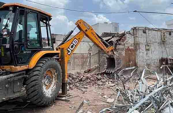 कोकणवाडी ते देवगिरी कॉलेज रस्त्यावरील १७ अतिक्रमणांवर चालला बुलडोझर!, अचानक कारवाईने व्यापाऱ्यांत खळबळ