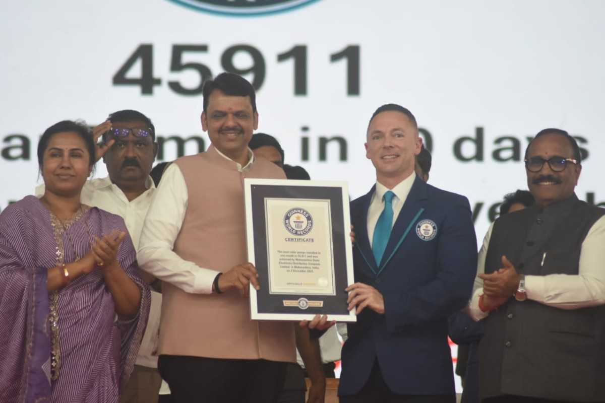 सौर ऊर्जेच्या वापरामुळे विजेच्या दरात कपात करणार, मुख्यमंत्री देवेंद्र फडणवीस यांची छत्रपती संभाजीनगरमध्ये घोषणा, गिनीज बुकतर्फे विश्वविक्रमाचे प्रमाणपत्र प्रदान