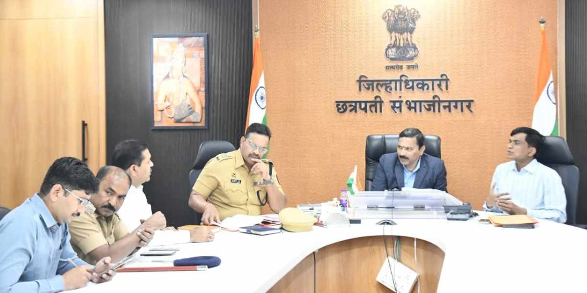 शेतीत गांजा लागवड करणाऱ्यांविरुद्ध धडक मोहीम सुरू करा, जिल्हाधिकारी दिलीप स्वामी यांचे निर्देश