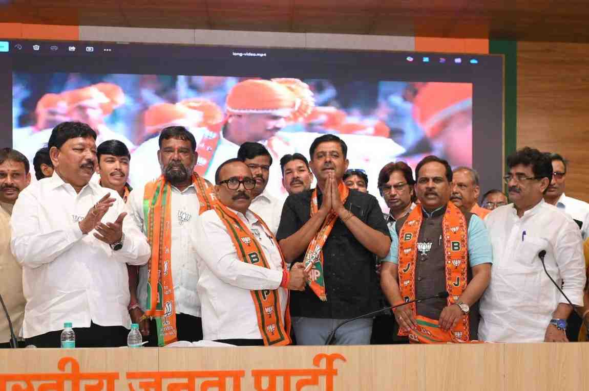 बेगमपुऱ्यात ठाकरे गटाला भगदाड!; माजी नगरसेवक विनायक पांडेंसह समर्थक कार्यकर्ते भाजपमध्ये दाखल