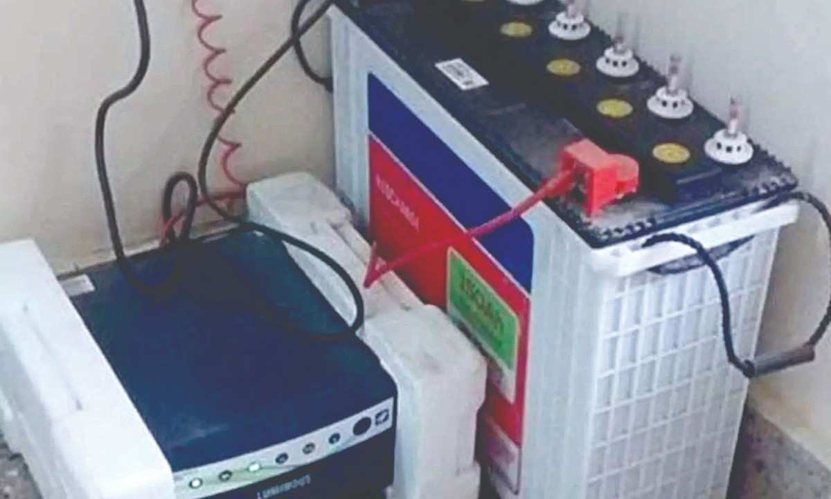 इन्व्हर्टरवर चुकूनही चालवू नका या गोष्टी, लगेचच सर्व वीज संपवून टाकतील, नवीन बॅटरी घ्यावी लागेल विकत!