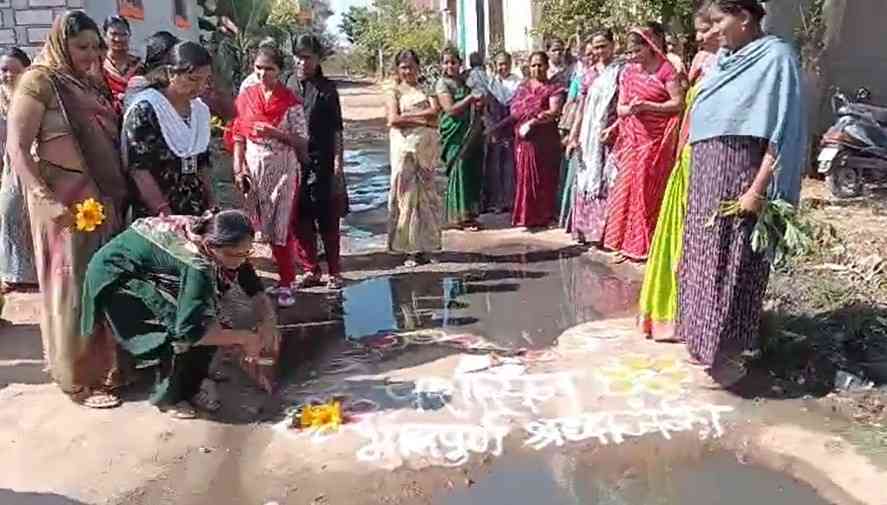 ना रस्ता, ना पाणी, ना ड्रेनेज सुविधा... वडगाव कोल्हाटीतील महिला आक्रमक, रस्‍त्‍यावरील सांडपाण्याला ‘प्रशासन’ म्हणत वाहिली श्रद्धांजली!