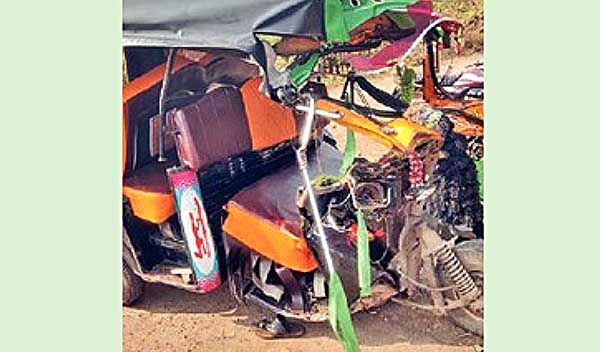 दुभाजकामधून रस्ता ओलांडणाऱ्या ट्रॅक्टरवर ॲपेरिक्षा धडकली, महिलेचा मृत्यू, ८ गंभीर जखमी, पैठणचा भीषण अपघात