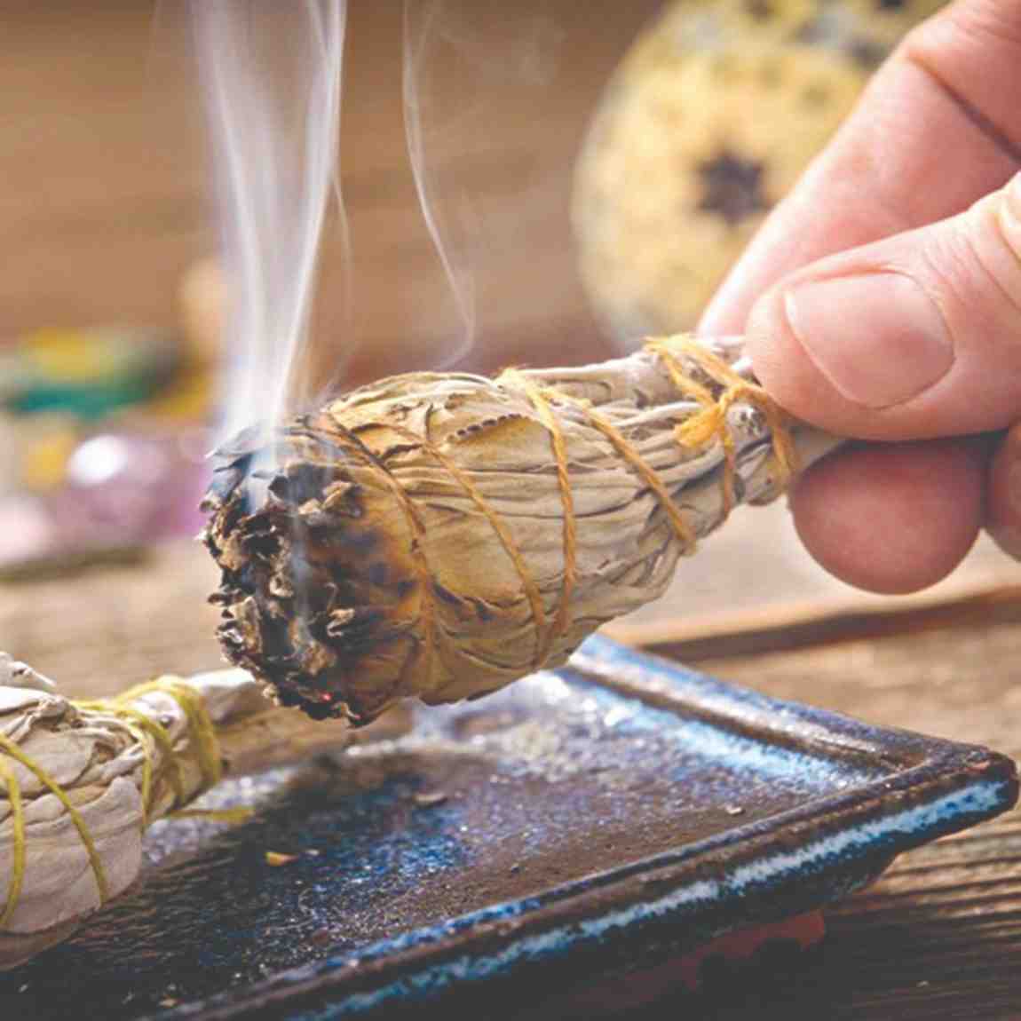 तुमच्या घरात नकारात्मक ऊर्जा आहे का?; शोधून कशी दूर करायची जाणून घ्या...