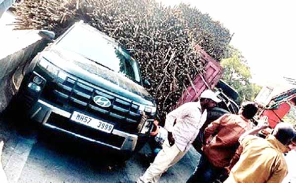 चौका घाटातील भीषण अपघातातून सुदैवाने बचावले एकाच कुटुंबातील ६ जण!, ट्रॅक्टर उलटून उसाखाली दबली कार...