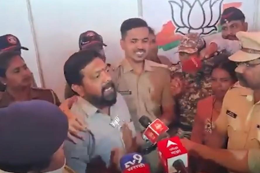 तिकीट न मिळाल्याने भाजप कार्यालयात नाराजांचा राडा, सावे-कराडांच्या केबीनचा दरवाजा तोडला, अंगावर पेट्रोल घेतले, सावे-कराडांच्या नावाने ठणाणा...प्रचार कार्यालयाला कडक पोलीस संरक्षण 