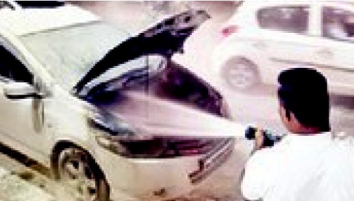 सेव्हन हिलजवळ धावत्या कारला आग