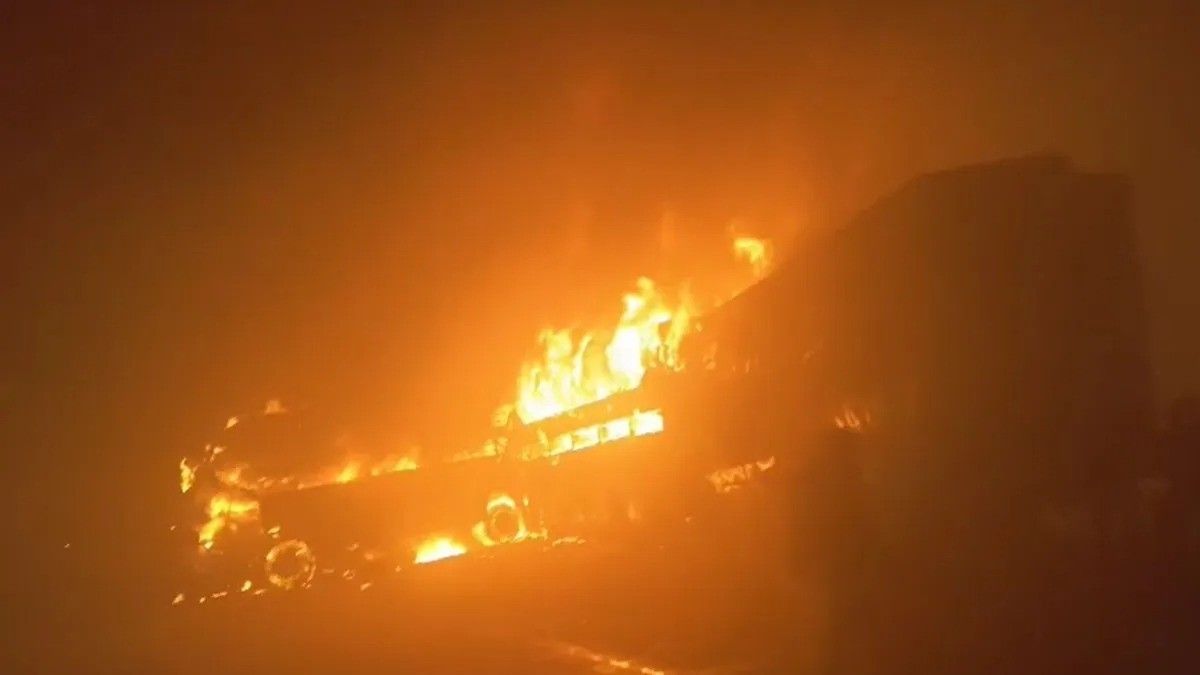 National News : दाट धुक्यामुळे ७ बस, ३ कार एकमेकांना धडकल्या, १० जणांचा मृत्यू, २५ जखमी, उत्तरप्रदेशातील भीषण दुर्घटनेने अवघा देश हादरला!