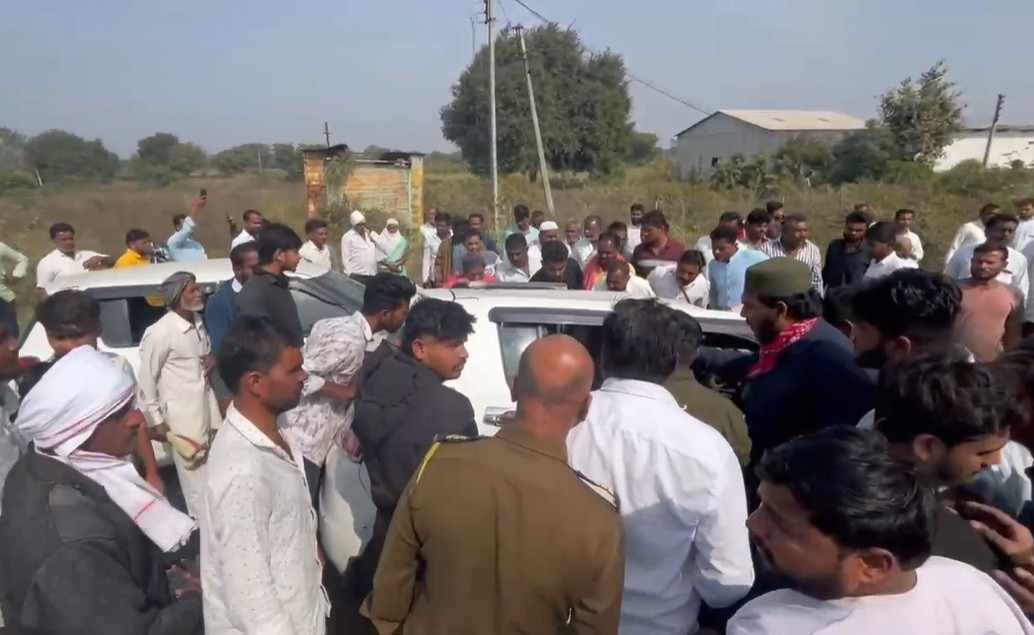 गंगापूरजवळ ओव्हरटेकच्या नादात दोन कार, दुचाकीचा भीषण अपघात;  ८ जखमी, ५ जणांची प्रकृती अत्यवस्थ