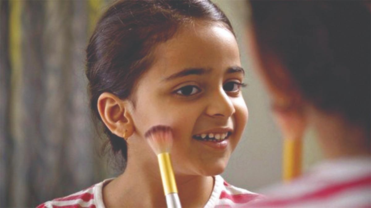 Awareness News : ४- ५ वर्षांच्या मुली लावताहेत लिपस्टिक? सौंदर्याचे माहीत नाही, पण नक्कीच गंभीर आजारांना पडतील बळी!