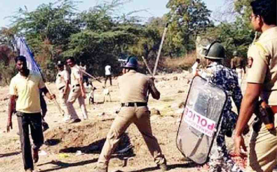 अतिक्रमण हटाव मोहिमेला पैठणमध्ये हिंसक वळण!, पोलिसांच्या लाठीमारात एका ग्रामस्थाचे डोके फुटले...