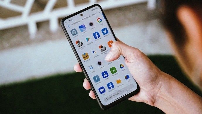 Tech News : फोन विकण्यापूर्वी फक्त फॅक्टरी रीसेट पुरेसे नाही; वैयक्तिक फोटो, व्हिडिओ आणि डेटा चुकीच्या हातात जाऊ शकतो... योग्य पद्धत समजून घ्या...